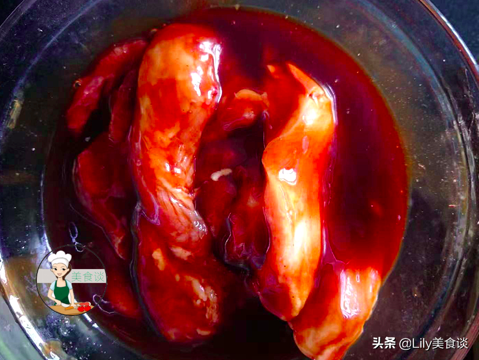 把猪肉放进电饭锅里，不加一滴水，越焖越香，吃一次念念不忘