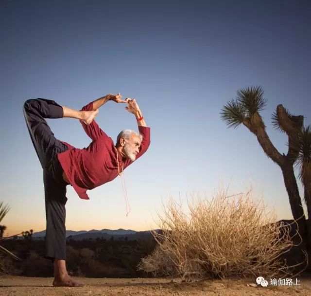 19歲開始練瑜伽，現成 80 歲老爺子，倒立只用頭！