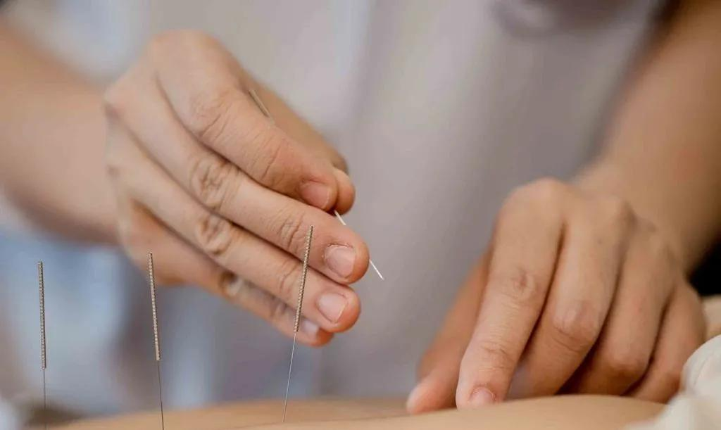 民间私人中医诊所的江湖：走在法律的边线，做崇高的事业