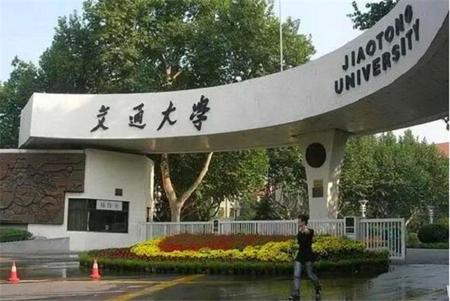 高考状元抢劫10万，被抓时仅花100多元，出狱后考入重点大学