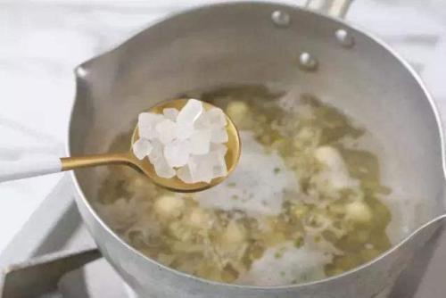 冰糖葫芦老是做失败？学会这3种方法，甜脆的冰糖葫芦手到擒来