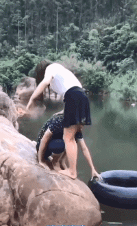 搞笑的GIF趣图：哥们，你走出了女人的自信！