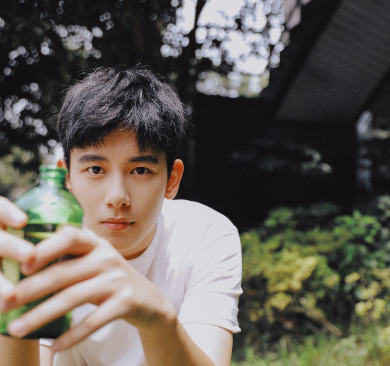 胡先煦现在在哪个学校（胡先煦现身大学被抓拍）