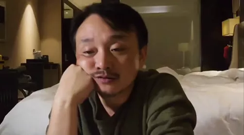 男子带俩孩子游泳，忽然被隔离！那画面简直不忍看…满屏生无可恋！网友：妈妈的痛苦体会到了吗