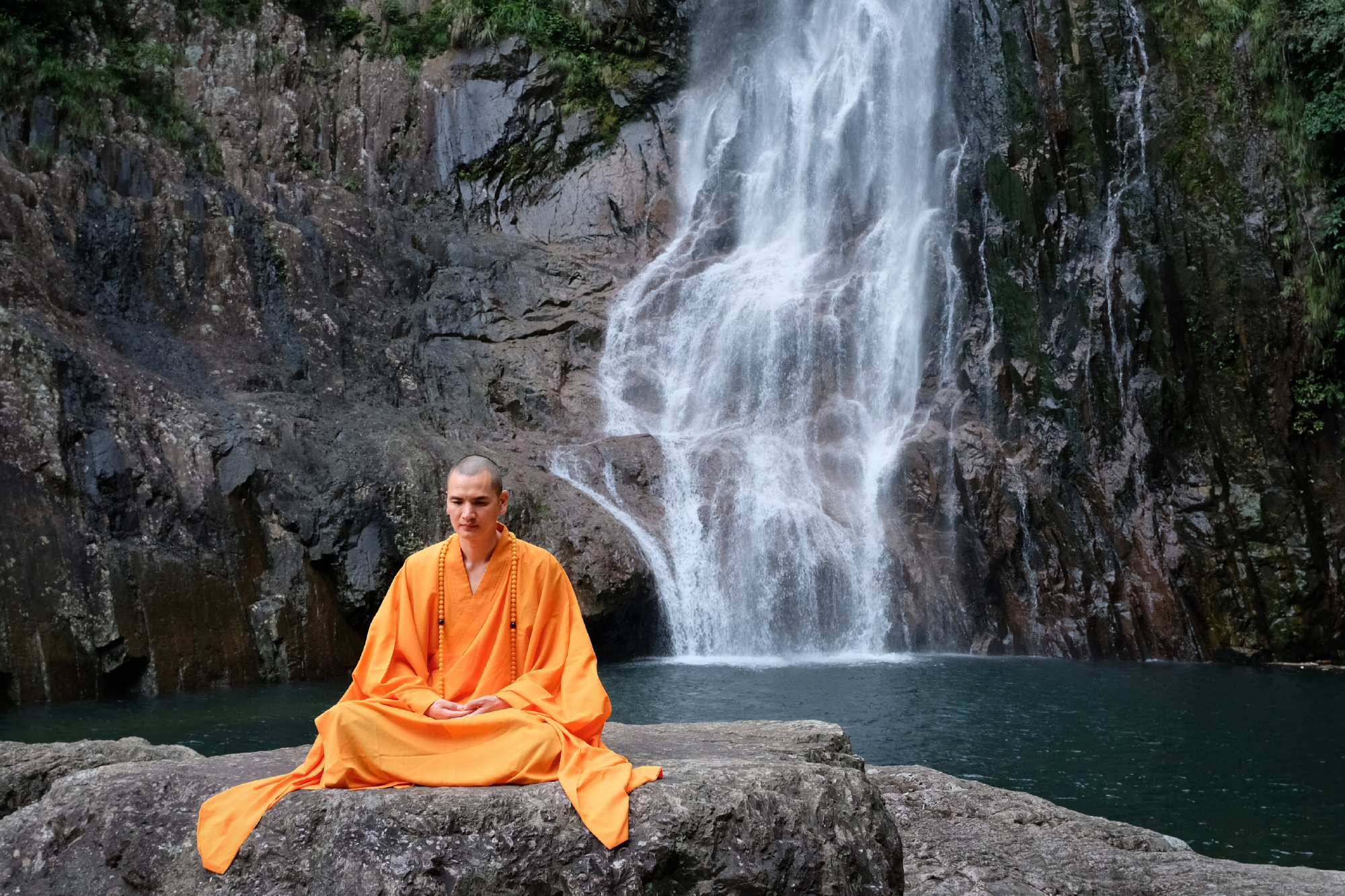 80后高颜值小伙天生佛相:放弃铁饭碗出家为僧,被赞"当代唐僧"