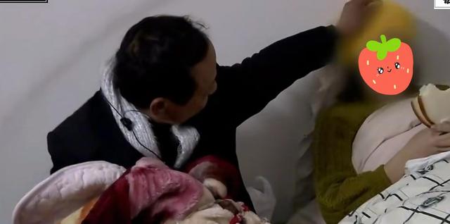 湖南一女大学生因爱精神失常，和街边50岁流浪汉生孩子，母亲崩溃