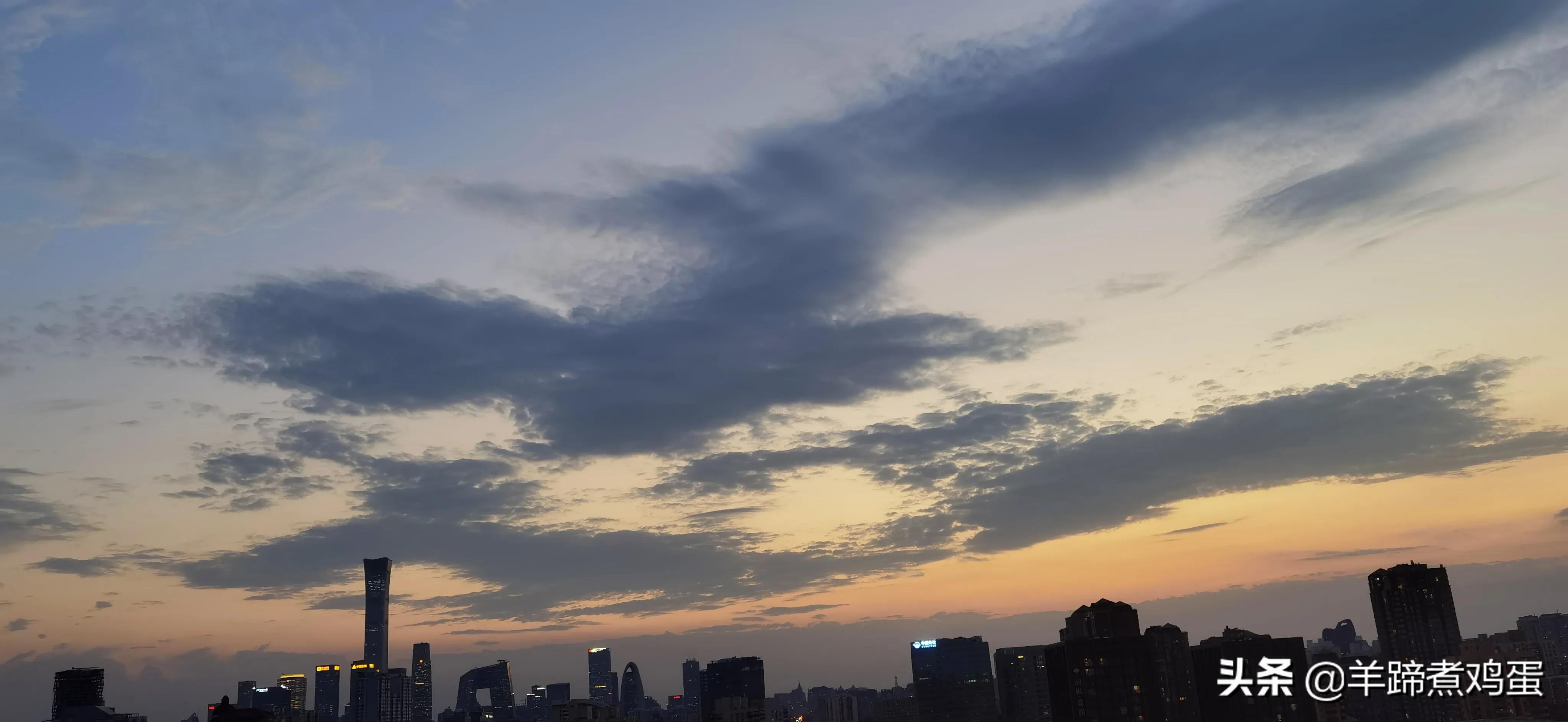 淫雨唤云行日隐耀霞红--雨后北京云空的美丽身影留下霞浓