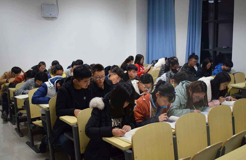 为什么大一新生要上晚自习，大二却不用，学姐：其实是为了这些