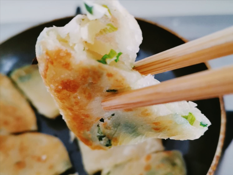 凉了也不硬的葱花饼做法，酥脆可口，葱香味浓郁，大人孩子都爱吃