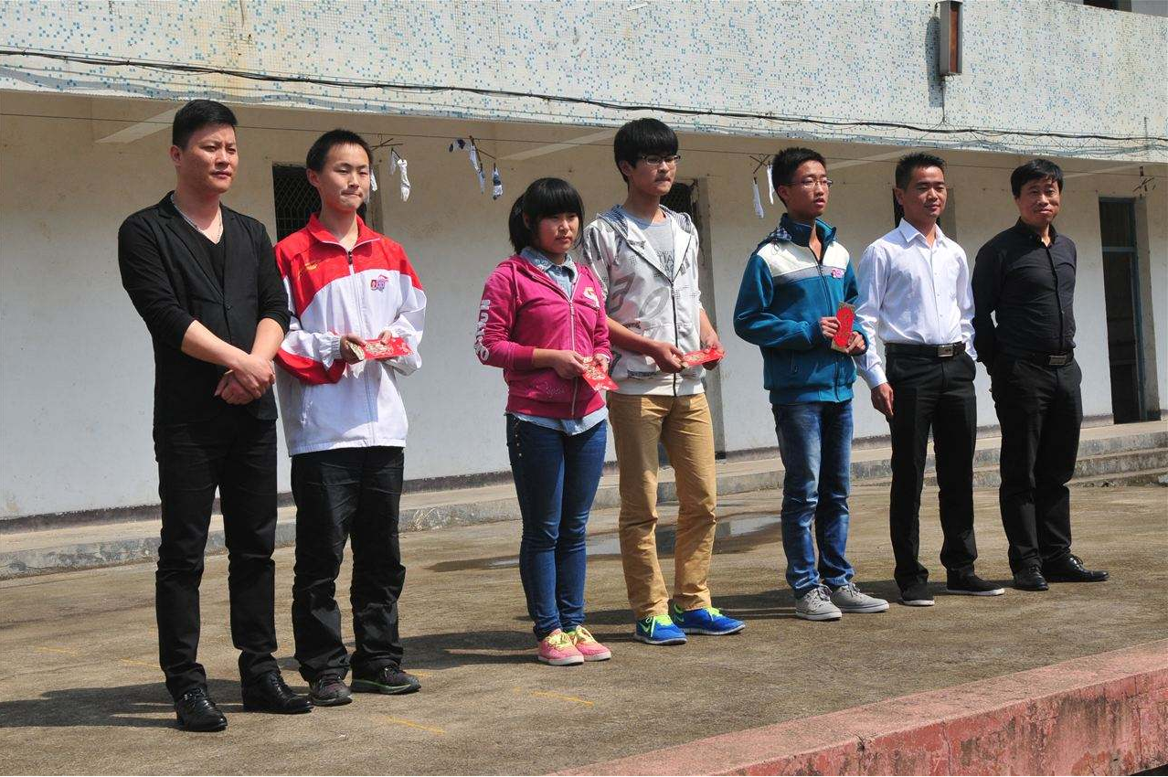 学生上大学，1个月1000生活费到底够不够，怎样能节省一点