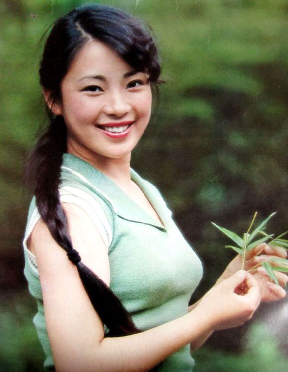 在异国他乡,黄秋燕顺利生下了两个女儿,大女儿李思和小女儿李苔蜜