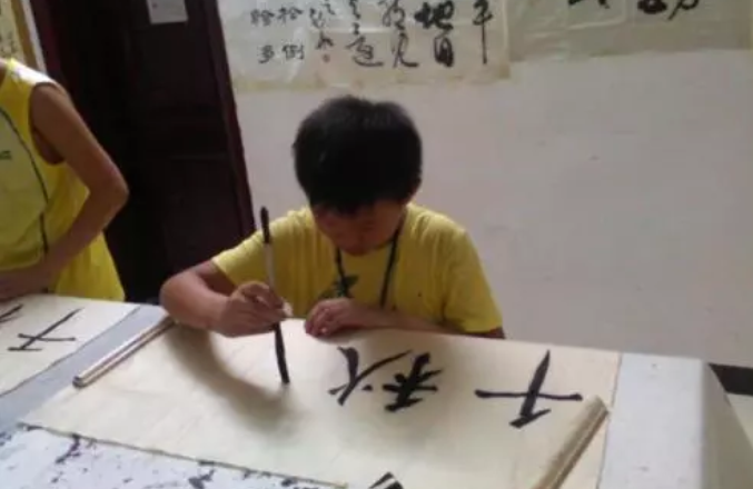 中小学生“奶酪字体”盛行，老师却并不喜欢，看见会扣卷面分