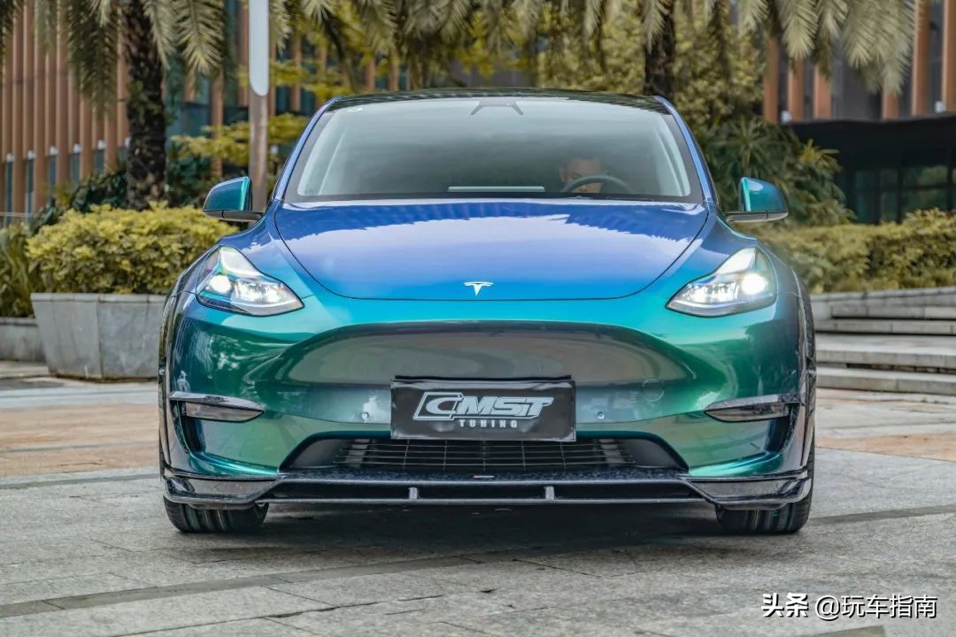 特斯拉Model Y全面改装，碳纤维宽体钻石绿变色膜回头率爆棚
