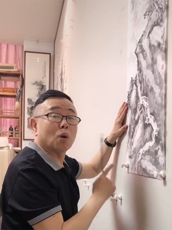 潘长江为让豪宅“显高”，屋顶用石膏线设计，餐厅比客厅都要大