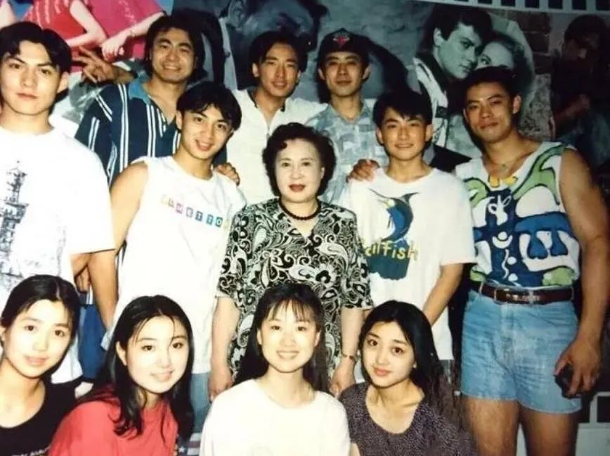 戏里颠倒众生，戏外专情一人？4位情史干净的男星，娱乐圈太稀缺