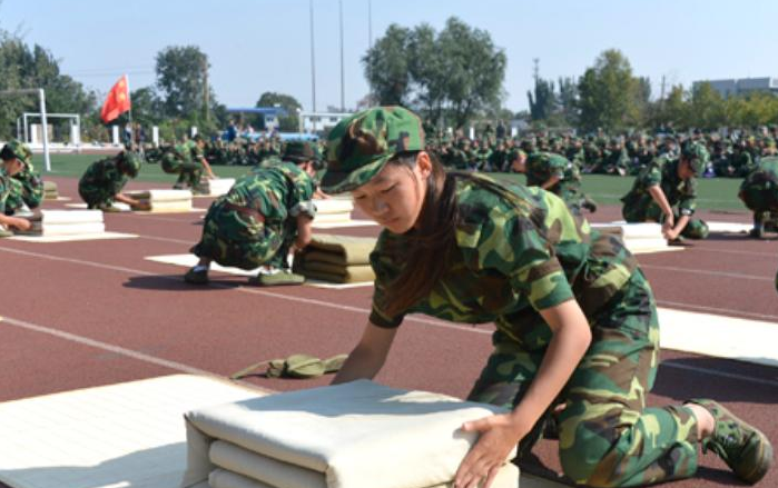 大学军训与高中军训有何不同，学生应提前了解，尤其女生做好准备