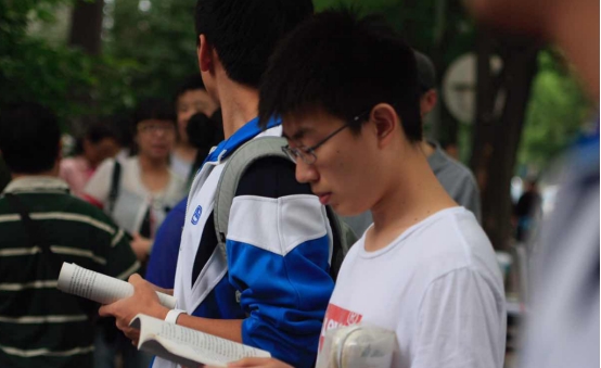 大学刚开学要带电脑去学校？听听学长的建议，不知道的很“吃亏”