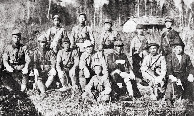 刑场上，战士亲手枪杀12名同志后自杀，用枪声发出绝密情报