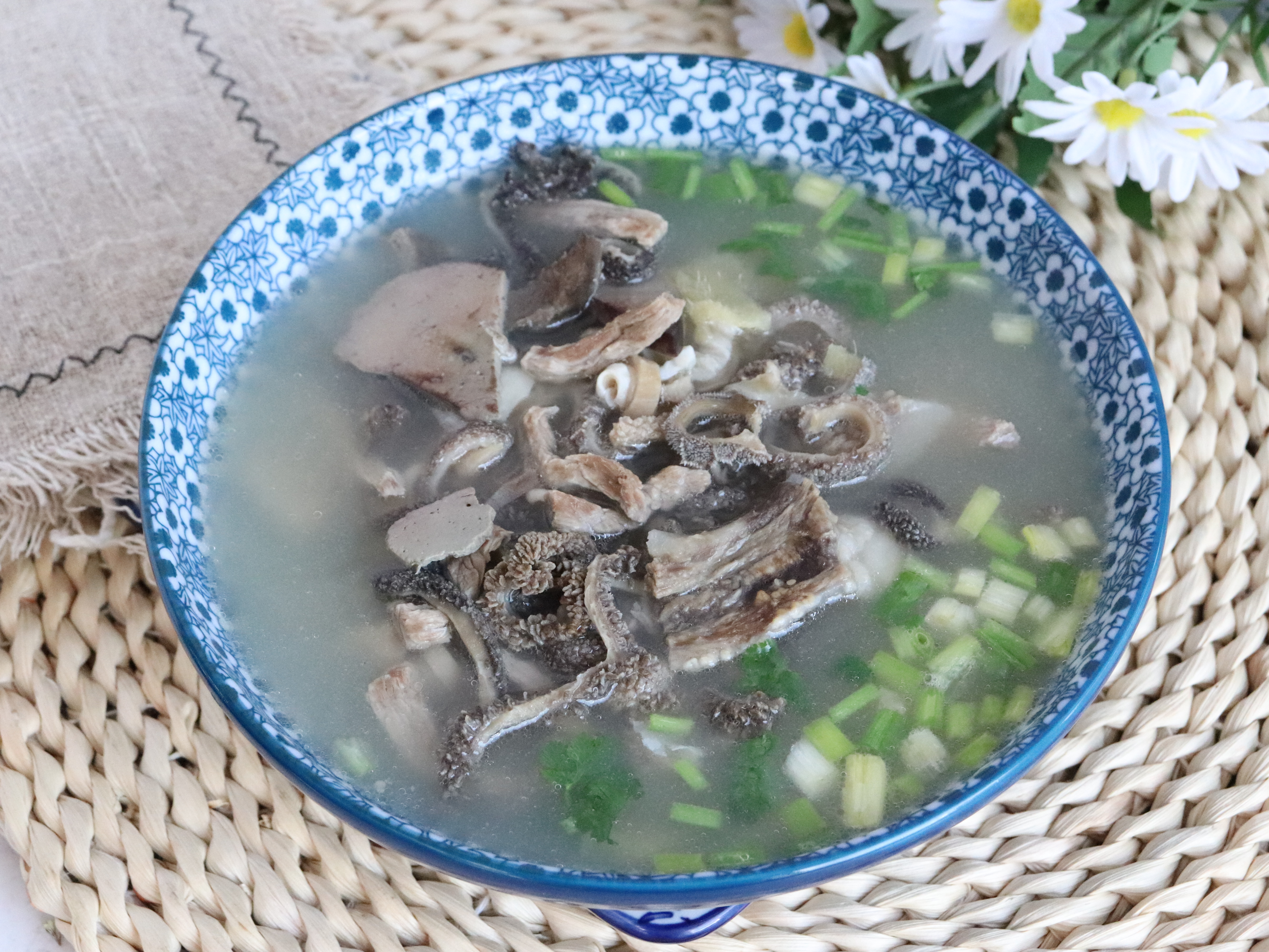 做羊杂汤需要啥材料(教你制作简单易学的家庭版羊杂汤)