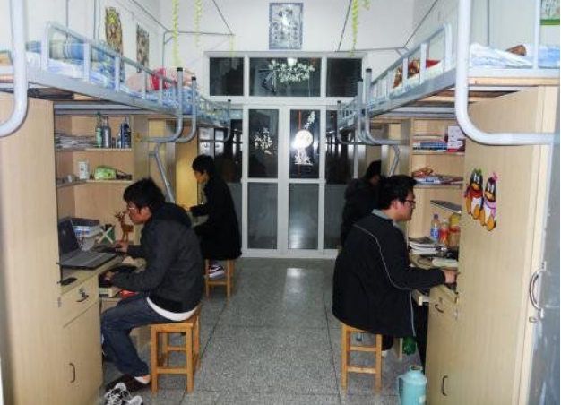 “叙利亚风”大学宿舍火了，充满颓废感，研究生看完想连夜回家