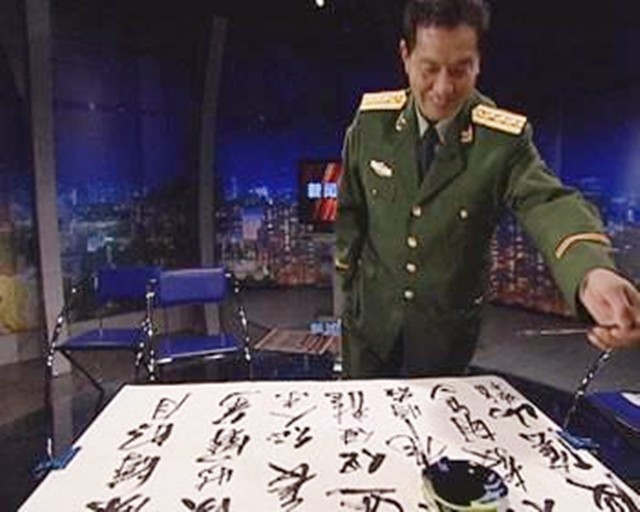 老山战场侦察英雄丁晓兵，被炸亲手割掉手臂，31年后成独臂少将