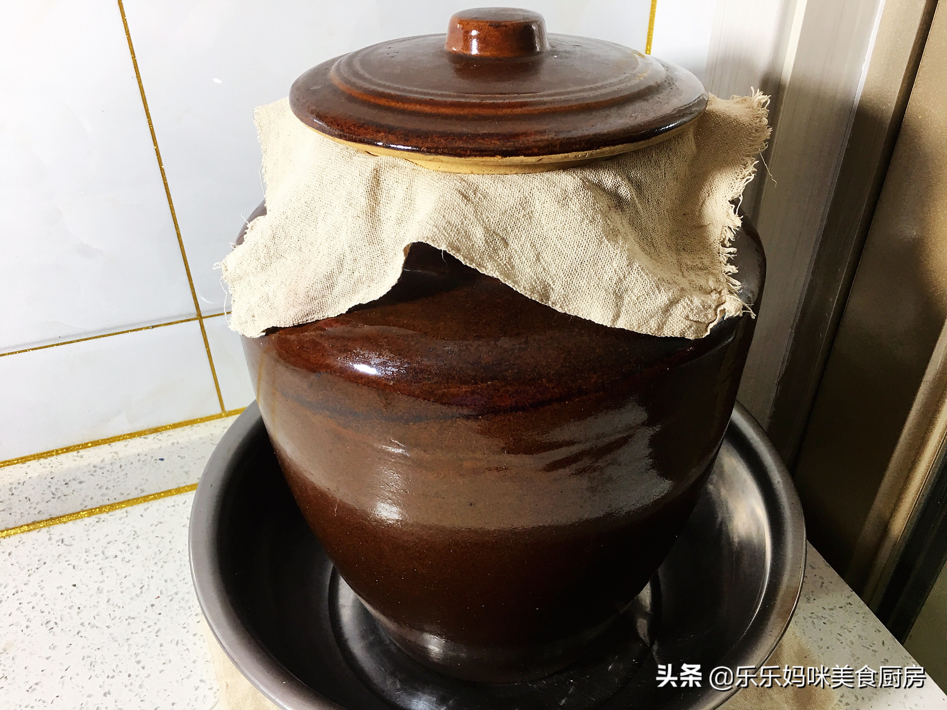 每年秋季，妈妈都用这方法腌咸菜，7种食材腌1瓮，够吃一冬