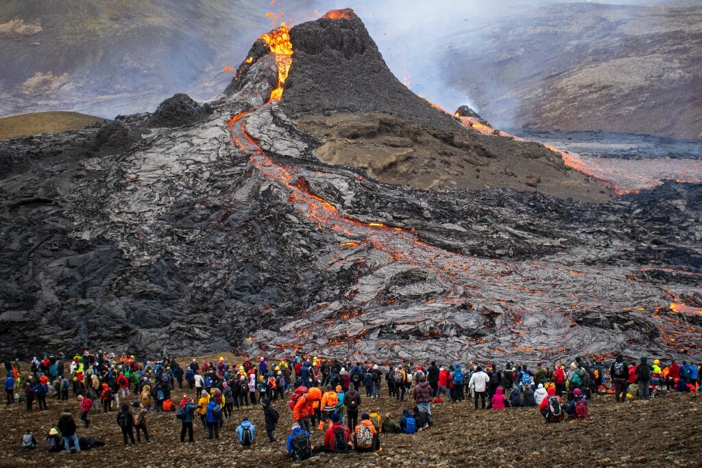 美国黄石公园火山爆发(美国躲不了的大灾难！24小时地震144次，黄石火山会摧毁美国吗？)