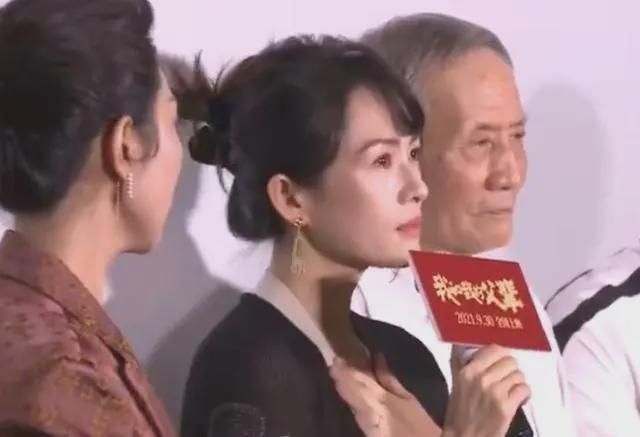 章子怡带女儿去打疫苗，醒醒肉嘟嘟太可爱，打针没哭还微笑太勇敢