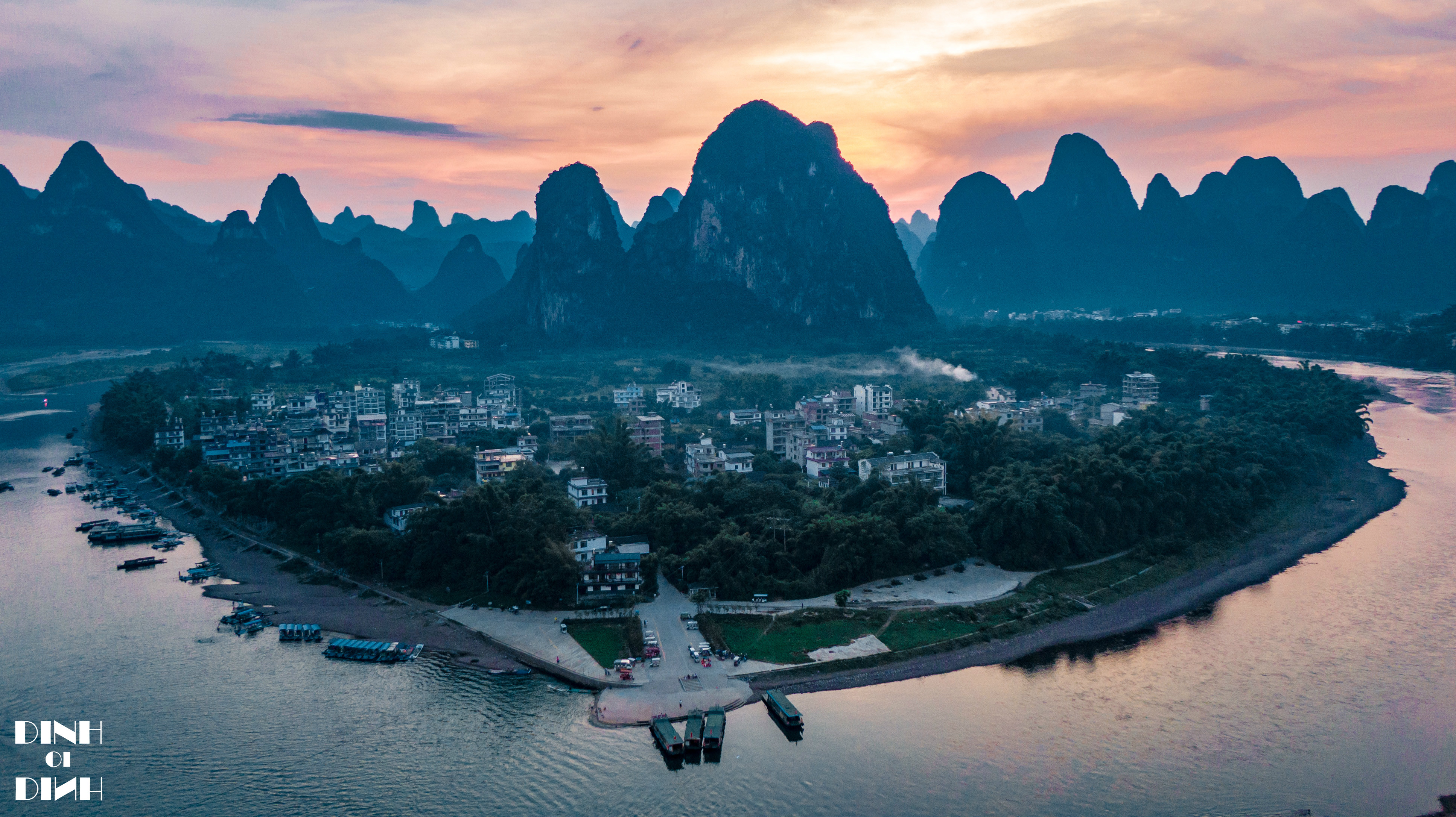 是一处三面环水的半岛,众所周知的20元人民币背面的元宝山正是处于