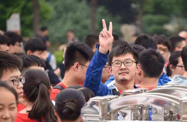 高考惊现“印刷体”卷面，满分作文太惊艳，网友：神仙试卷