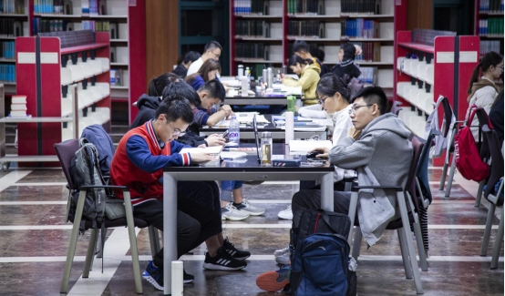 大学“毫无意义”的4件事，影响学习还浪费时间，学生最好避免