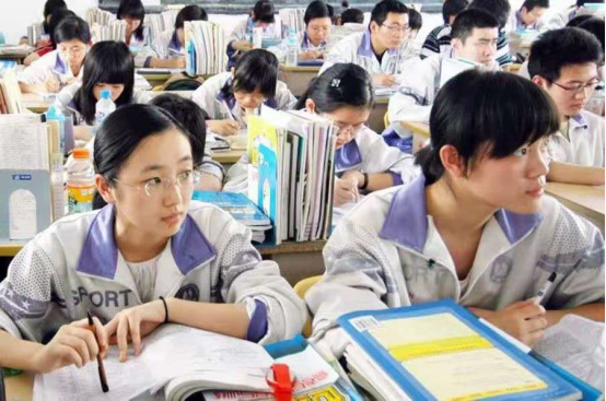 高考分数线有望下调，中等生很“吃香”，400分有希望上本科