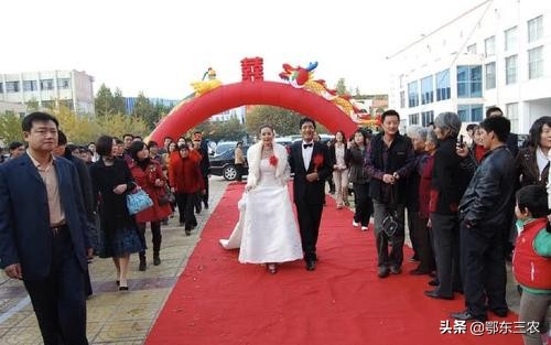 弟弟在农村结婚，姨和舅送礼一万，姑和叔送三千，哥姐送多少合适