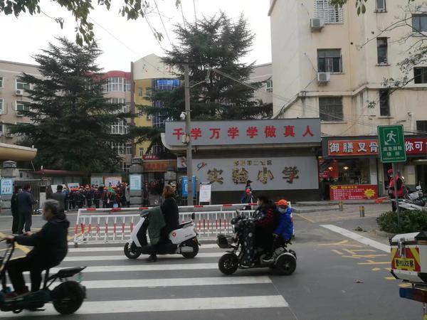 郑州小学生起诉教育局案开庭审理，“就近入学”是否等同于“最近入学”？