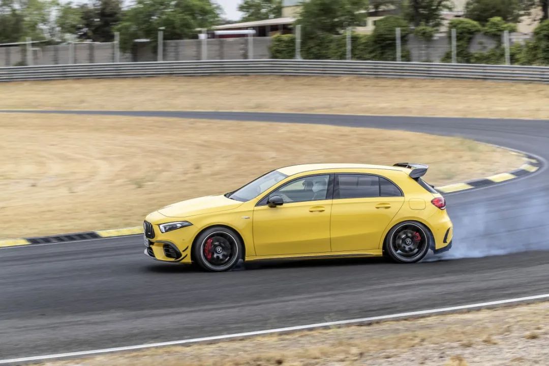 “漂移模式”已是高性能小钢炮的必备技能——RS 3 vs AMG A45 S
