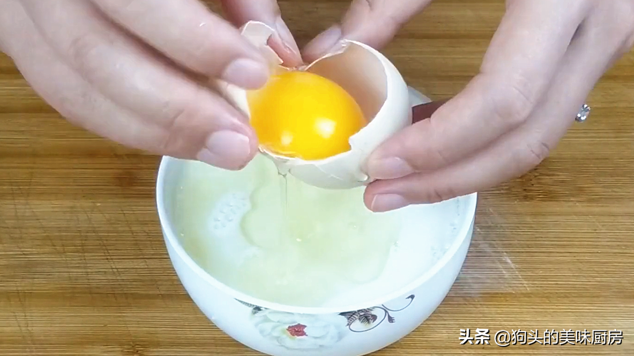 牛奶鸡蛋放锅里蒸，广东的双皮奶就这么简单，干净卫生无添加