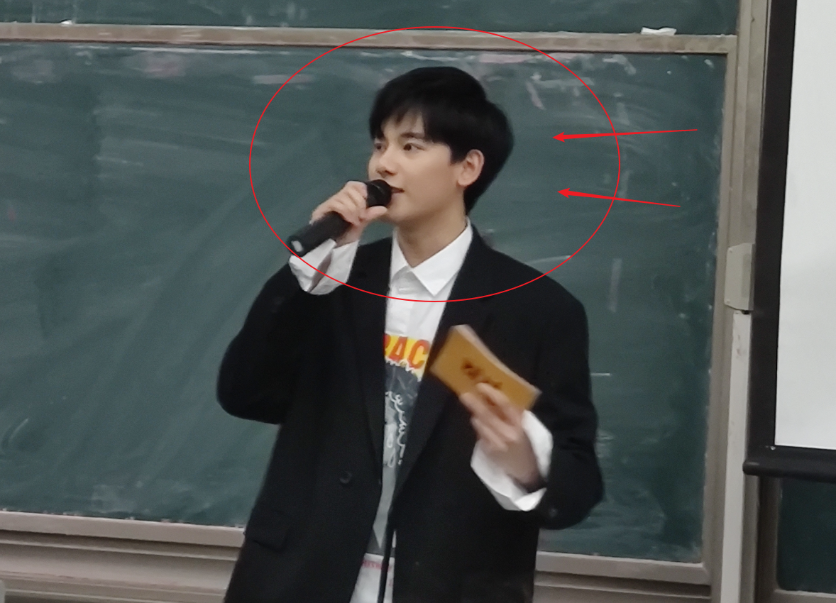 胡先煦现身大学被抓拍，失去了精修待遇，生图下的颜值令人吃惊