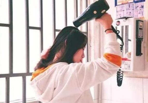 大学寝室“违禁品”大公开，各类物品五花八门，网友感慨真会玩