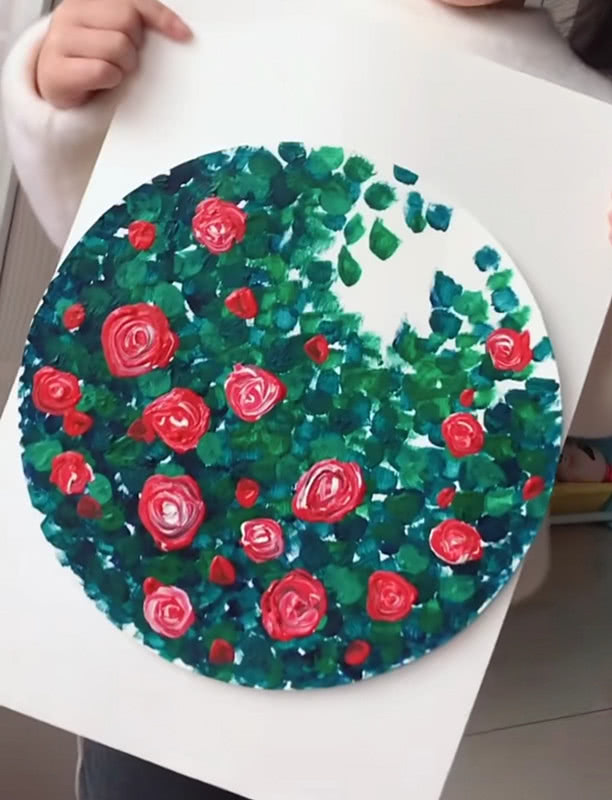 小女孩用颜料画画，本来以为是玩笑之作，看到最后：简单又好看