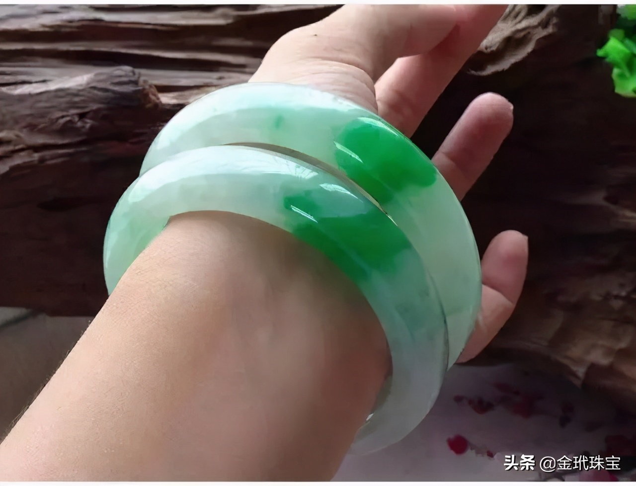 玉手镯你是怎么戴的？玉镯不双戴或富贵戴双镯，哪一种才是对的？