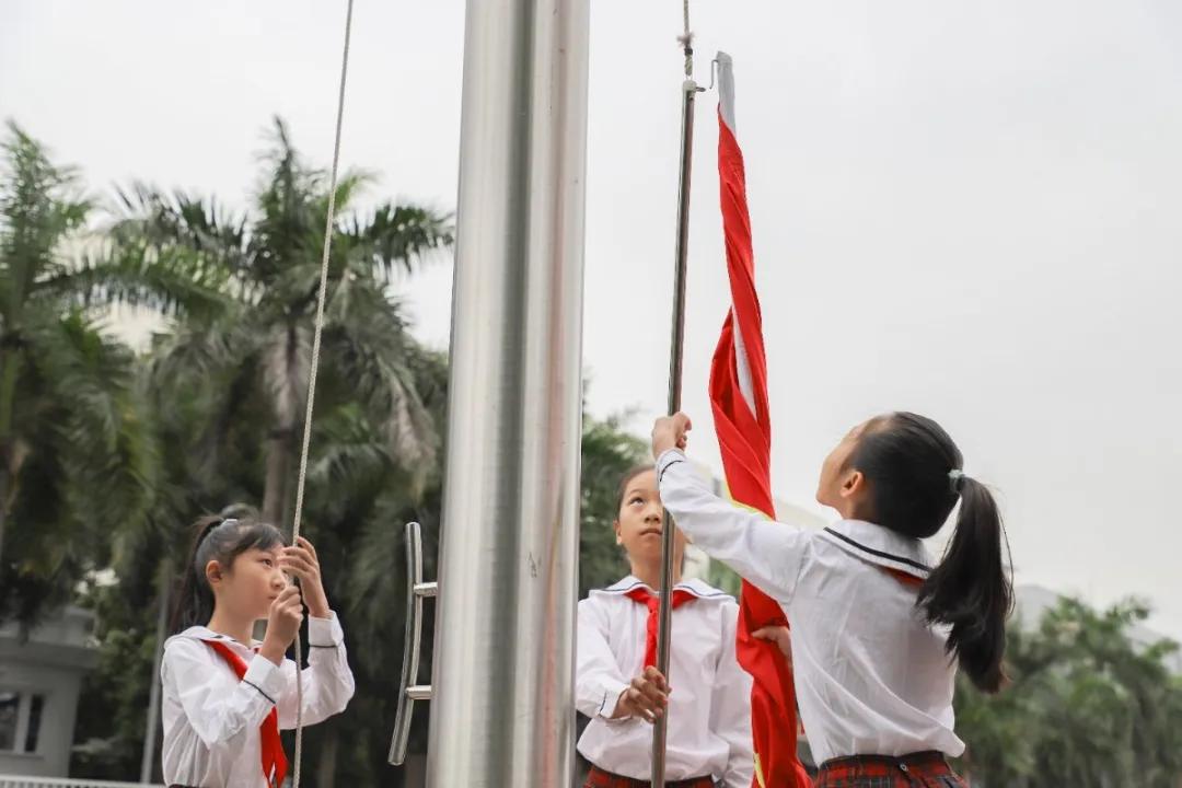 国旗迎风展，少年意气扬——记三年级小旗手第一次升国旗