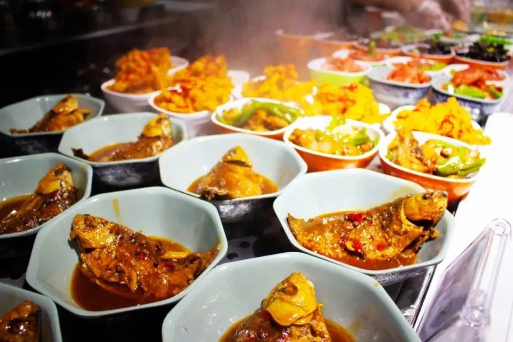 211名校实力如何？在重量级榜单中蝉联第一，走出110位富豪企业家！