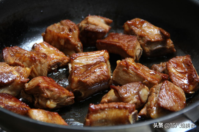 做糖醋排骨，掌握好三个步骤，排骨又好看又好吃，颜色红亮味道香