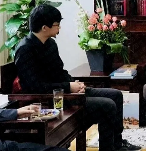 杨澜24岁儿子罕曝光，长相俊秀像妈妈，在美国出生至今不知其姓名