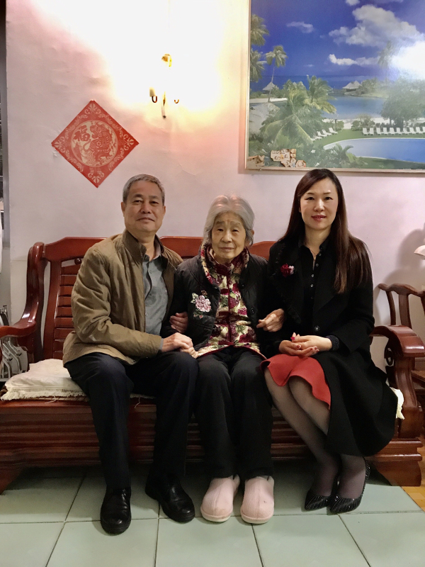 广西卫生职业技术学院春节前走访慰问老干部、困难党员、职工