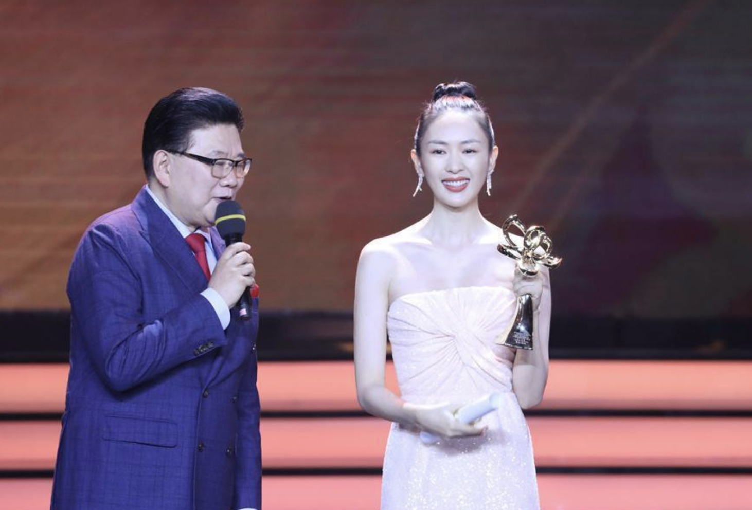 他和马云是好友，曾投资贾跃亭80亿，还娶了小17岁的知名女星为妻