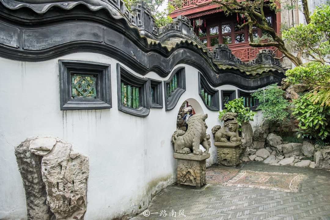 上海名气最大的古典园林，地铁站以它命名，已有400多年
