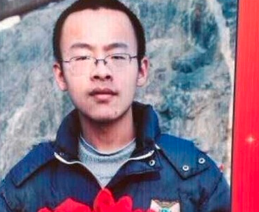 四川高考状元：家庭贫困到一块月饼全家人分吃，终709分上清华