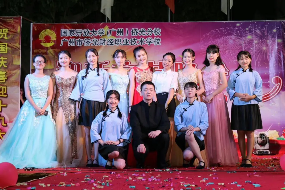 能文能武,这位把学生当弟弟妹妹的老师不简单