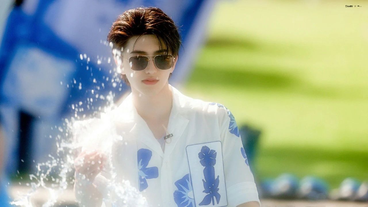 蔡徐坤壁纸:喜欢的少年依然如光,身后永远有风